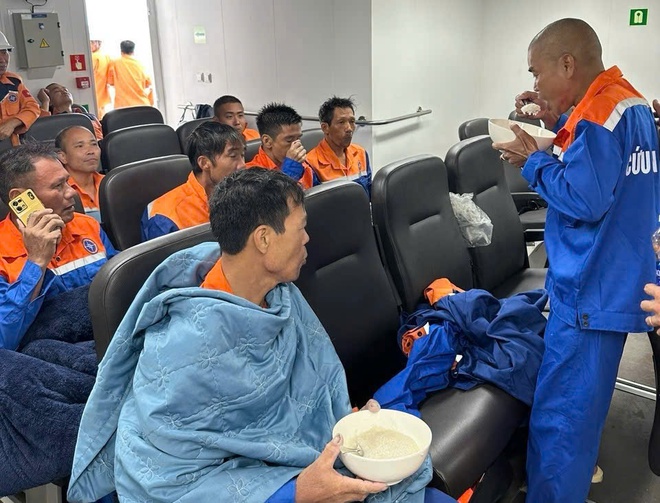 10 thuyền viên trong vụ chìm tàu ở Hà Tĩnh đã được cứu sống - Ảnh 2.