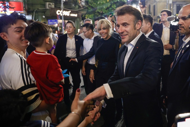 Der französische Präsident spaziert durch die Altstadt, besucht die Kathedrale und unterhält sich mit den Menschen in Hanoi – Foto 9.