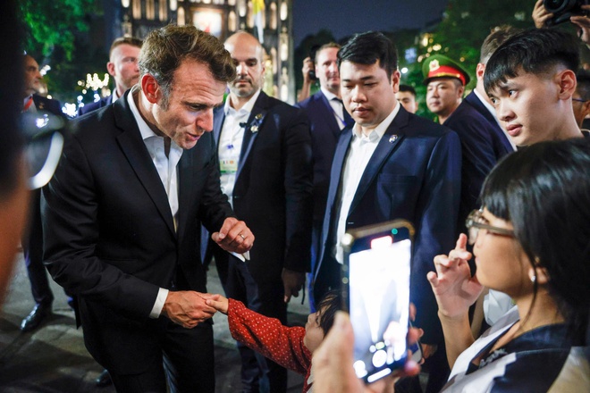 Der französische Präsident spaziert durch die Altstadt, besucht die Kathedrale und unterhält sich mit den Menschen in Hanoi – Foto 11.