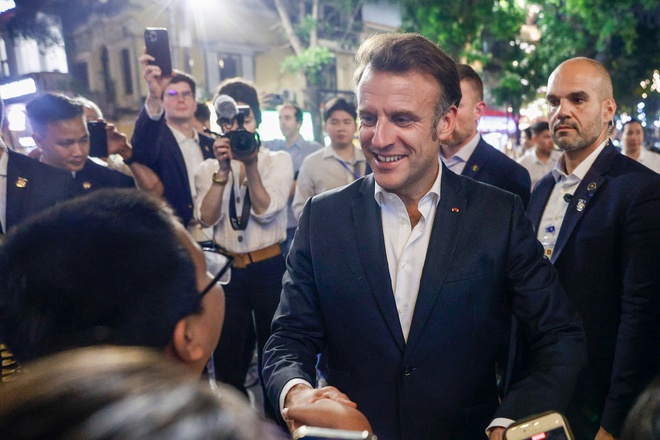 Der französische Präsident spaziert durch die Altstadt, besucht die Kathedrale und unterhält sich mit den Menschen in Hanoi – Foto 10.