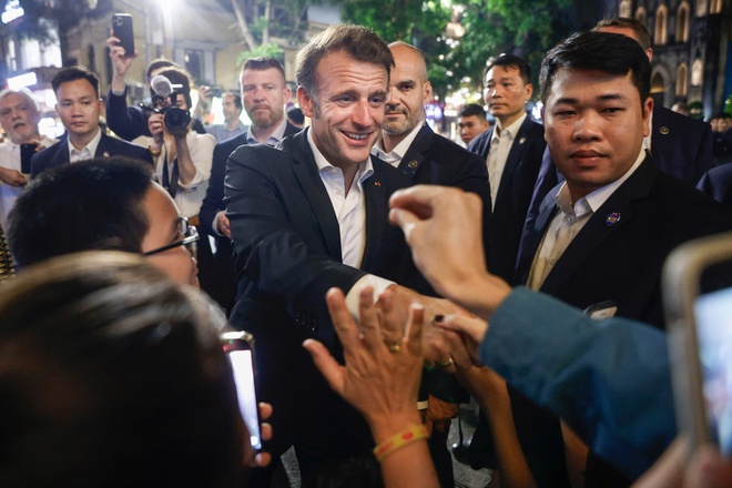 Der französische Präsident spaziert durch die Altstadt, besucht die Kathedrale und unterhält sich mit den Menschen in Hanoi – Foto 8.