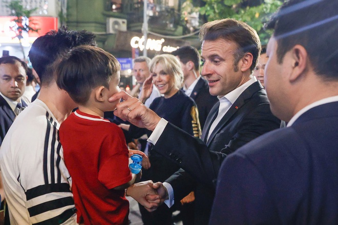 Der französische Präsident spaziert durch die Altstadt, besucht die Kathedrale und unterhält sich mit den Menschen in Hanoi – Foto 12.