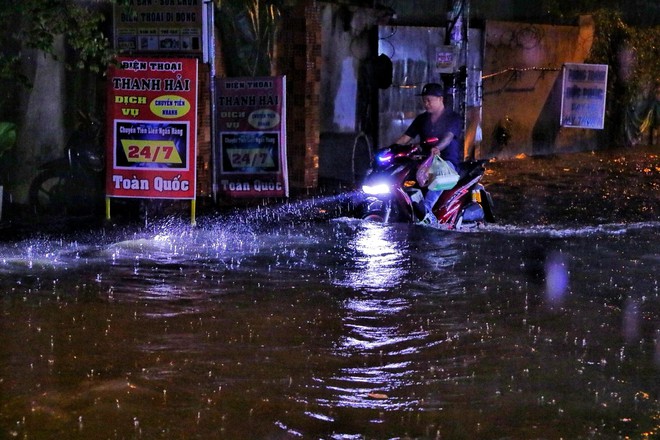 TP.HCM mưa lớn tối 29.5: Đường ngập sâu, người dân 'chắn sóng' cứu nhà - Ảnh 3.