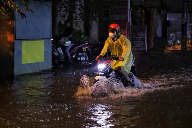 TP.HCM mưa lớn tối 29.5: Đường ngập sâu, người dân 'chắn sóng' cứu nhà - Ảnh 2.