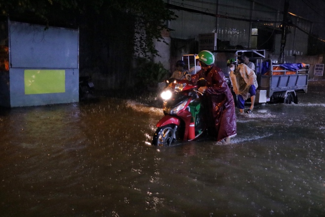 TP.HCM mưa lớn tối 29.5: Đường ngập sâu, người dân 'chắn sóng' cứu nhà - Ảnh 9.
