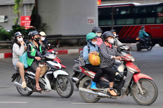 Người dân ùn ùn trở lại Hà Nội dù chưa hết nghỉ lễ 30.4 - 1.5 - Ảnh 6.
