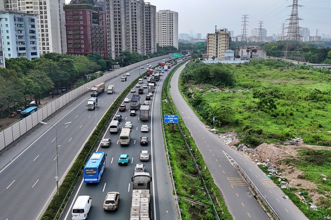 Người dân ùn ùn trở lại Hà Nội dù chưa hết nghỉ lễ 30.4 - 1.5 - Ảnh 1.