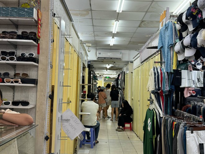 Sáng nay Saigon Square nhộn nhịp, đông đúc khách Tây mua sắm - Ảnh 9.