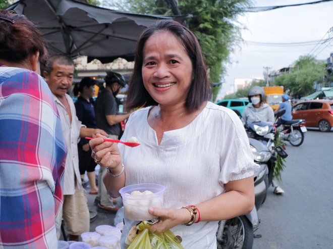 Chiều nay, bất ngờ chợ tết Đoan Ngọ ở TP.HCM - Ảnh 1.