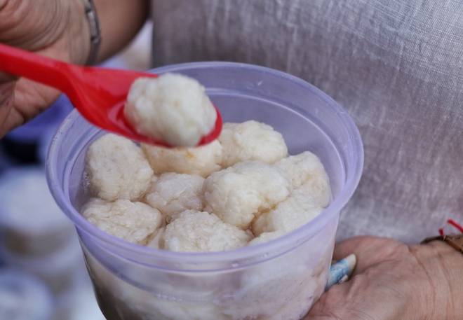 Chiều nay, bất ngờ chợ tết Đoan Ngọ ở TP.HCM - Ảnh 2.