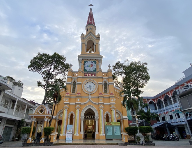 Nh&agrave; thờ Cha Tam 125 tuổi ở Chợ Lớn, độc đ&aacute;o 'nửa Ph&aacute;p nửa Hoa'- Ảnh 4.