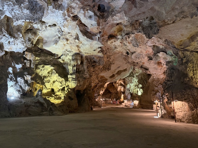 Hang Dơi biến thành nhà hàng sang trọng tại Quảng Ninh - Ảnh 2. Hang Dơi biến thành nhà hàng sang trọng tại Quảng Ninh - Ảnh 2.
