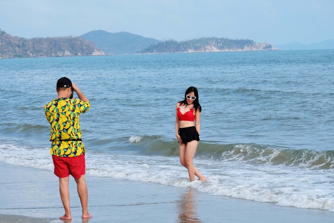 Khách du lịch dậy từ mờ sáng làm ngư dân ở Vân Đồn - Ảnh 8.