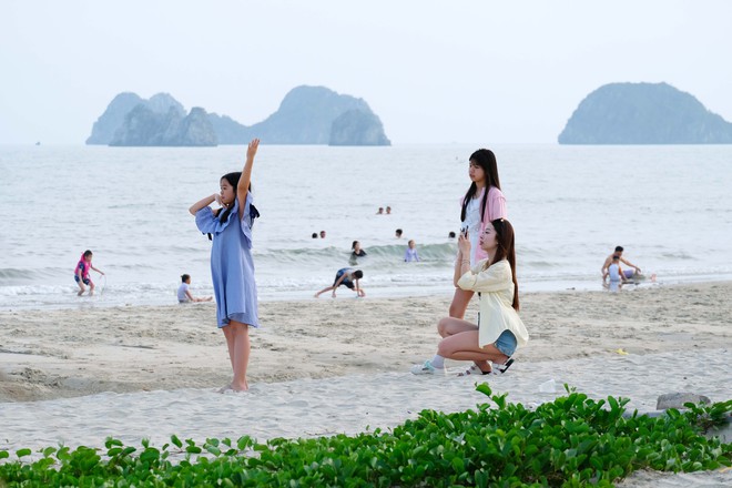 Khách du lịch dậy từ mờ sáng làm ngư dân ở Vân Đồn - Ảnh 5.