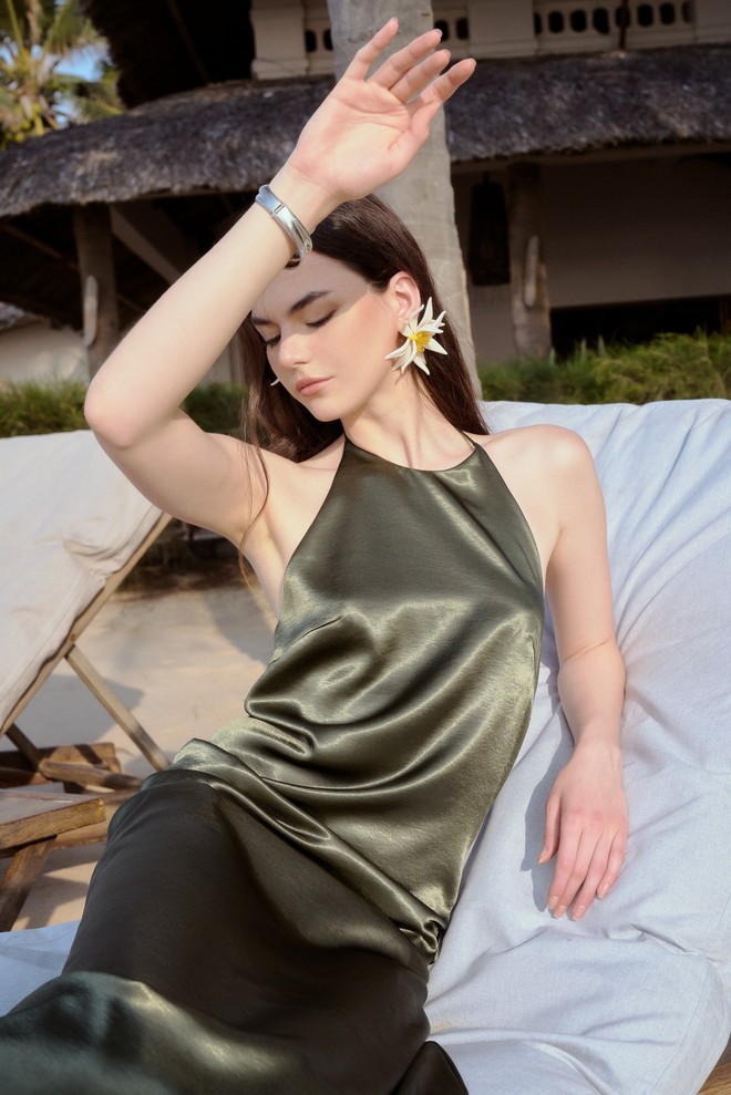 Lời thì thầm nhẹ nhàng qua những thiết kế thời trang đầy cảm xúc- Ảnh 10. Lời thì thầm nhẹ nhàng qua những thiết kế thời trang đầy cảm xúc- Ảnh 10.