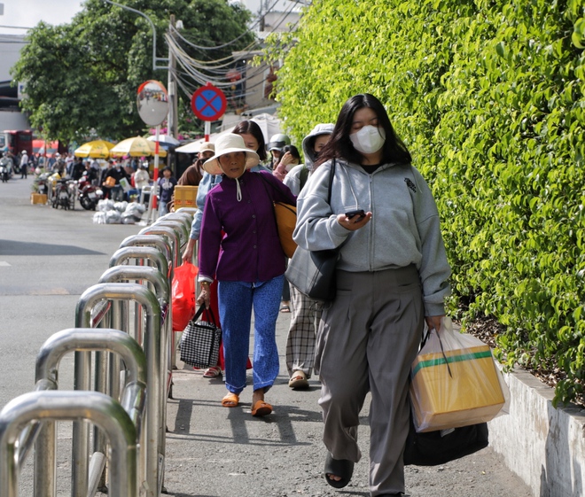 Ngày cuối nghỉ lễ: Hối hả người miền Tây trở lại TP.HCM đi làm trở lại - Ảnh 8.