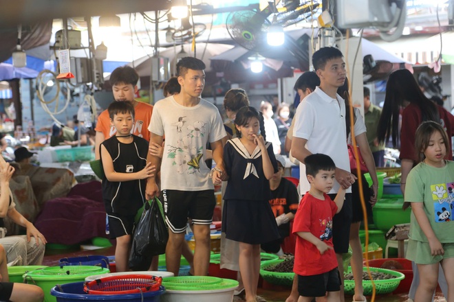 Du khách thi nhau mua chả mực để chia tay Hạ Long  - Ảnh 4.
