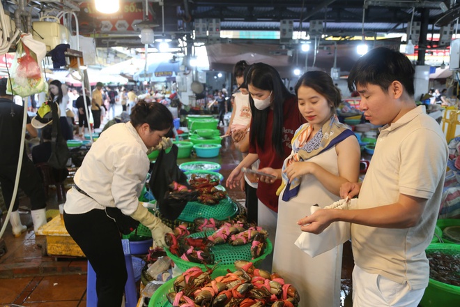Du khách thi nhau mua chả mực để chia tay Hạ Long  - Ảnh 7.