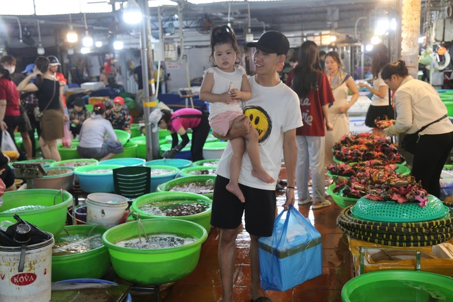 Du khách thi nhau mua chả mực để chia tay Hạ Long  - Ảnh 3.