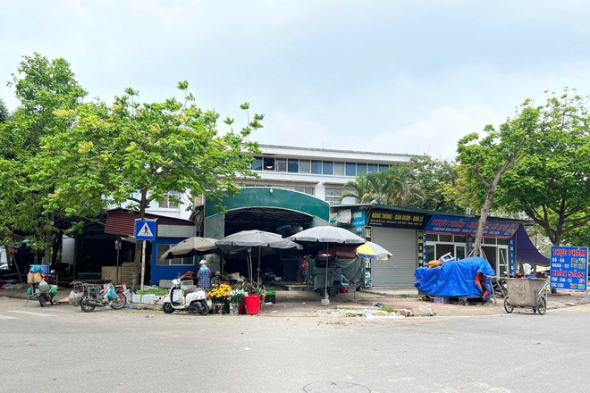 Hà Nội: Cảnh nhếch nhác ở trung tâm thương mại dự kiến làm trụ sở phường mới - Ảnh 7.