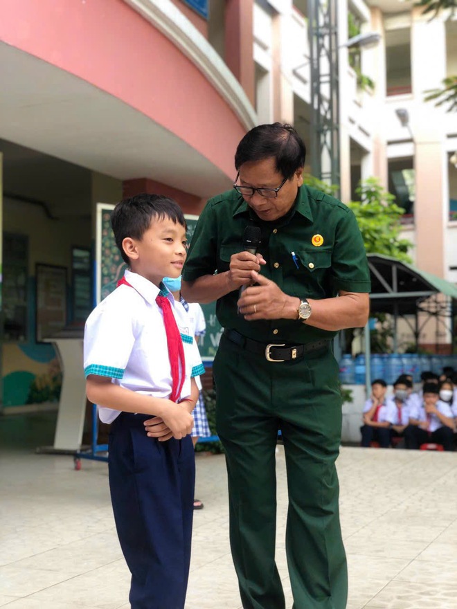 ‘Người thầy’ mặc áo lính- Ảnh 2. ‘Người thầy’ mặc áo lính- Ảnh 2.