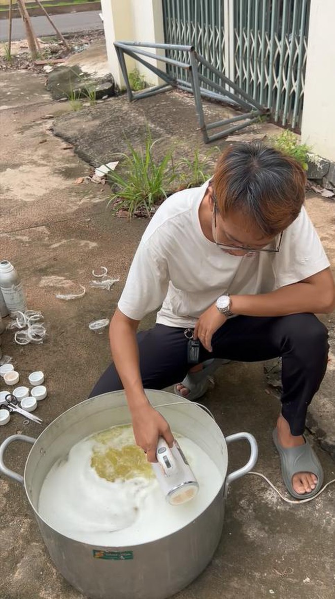 Bình Phước: Triệt phá vụ sản xuất hàng chục ngàn chai nước hoa giả- Ảnh 5. Bình Phước: Triệt phá vụ sản xuất hàng chục ngàn chai nước hoa giả- Ảnh 5.