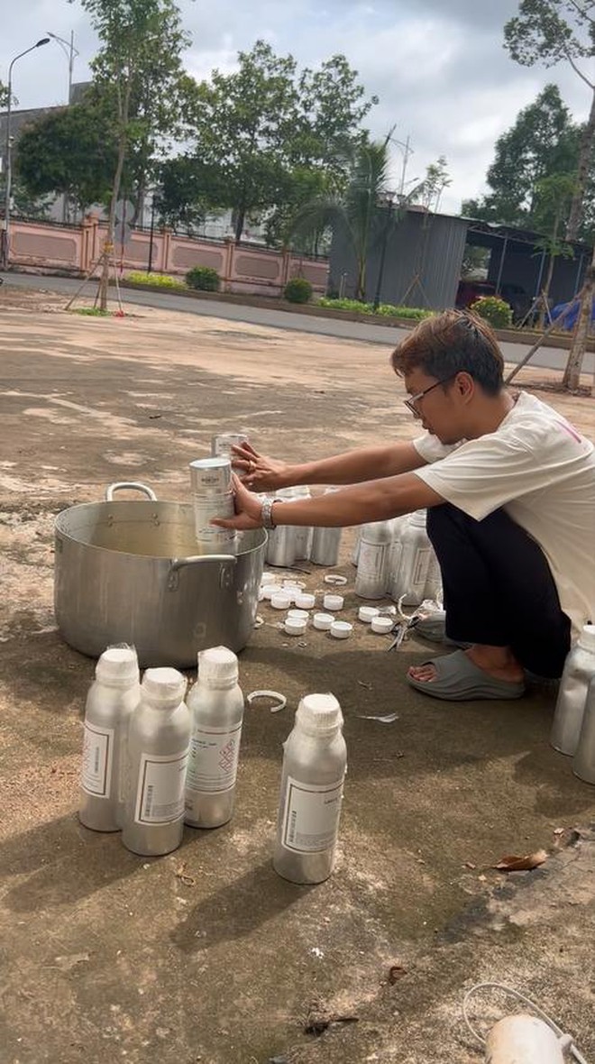 Bình Phước: Triệt phá vụ sản xuất hàng chục ngàn chai nước hoa giả- Ảnh 3. Bình Phước: Triệt phá vụ sản xuất hàng chục ngàn chai nước hoa giả- Ảnh 3.