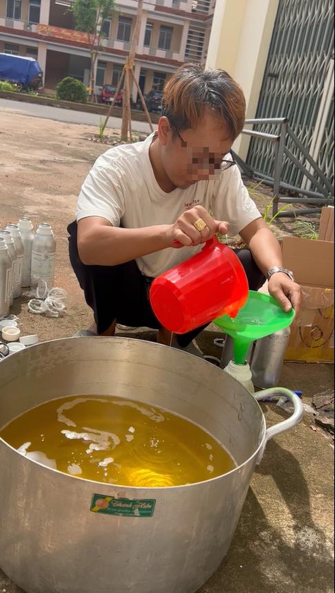 Bình Phước: Triệt phá vụ sản xuất hàng chục ngàn chai nước hoa giả- Ảnh 4. Bình Phước: Triệt phá vụ sản xuất hàng chục ngàn chai nước hoa giả- Ảnh 4.