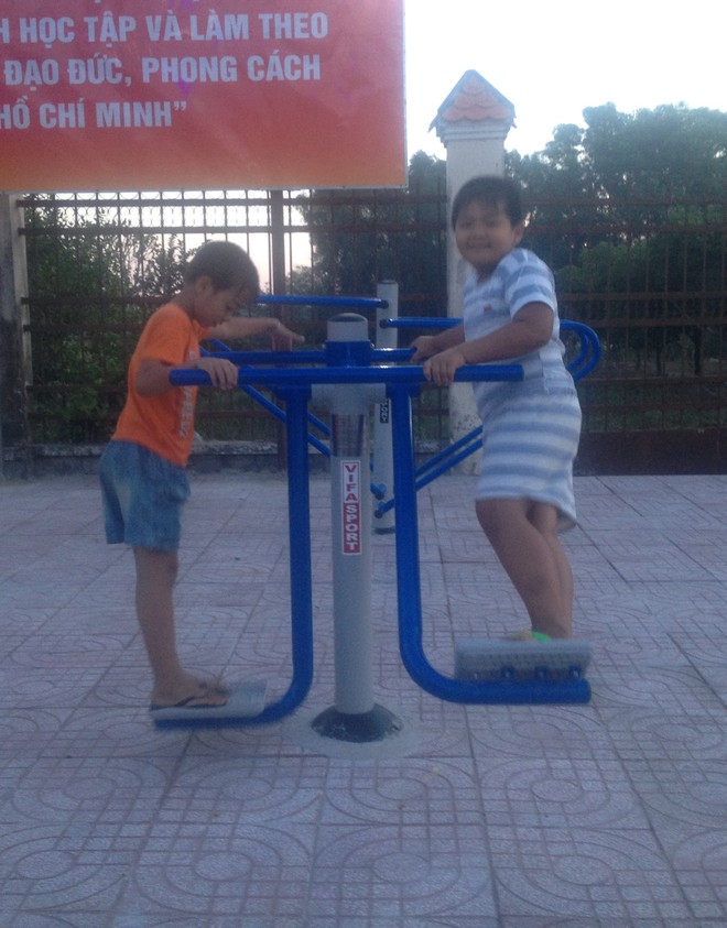 Chăm sóc sức khỏe và môi trường sống cho bà con Chăm sóc sức khỏe và môi trường sống cho bà con