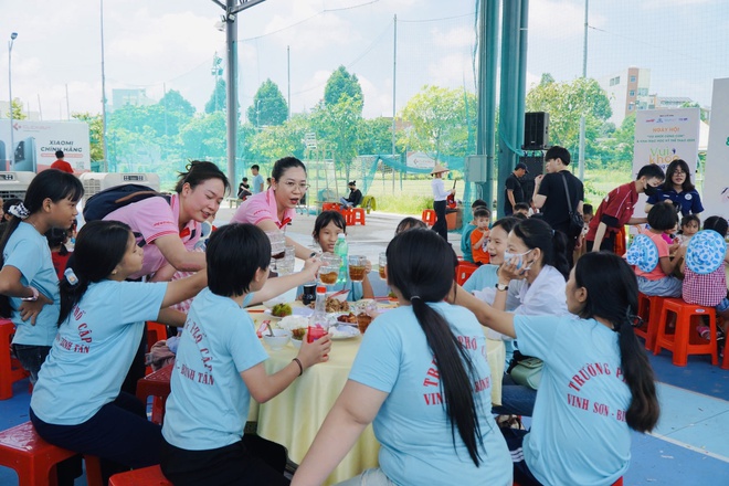 Hơn 300 trẻ em mái ấm vỡ òa hạnh phúc nhân ngày Quốc tế Thiếu Nhi - Ảnh 4.