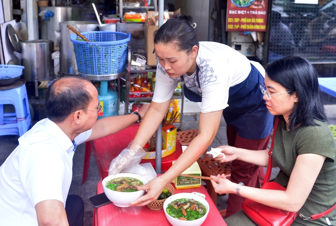 Chủ quán canh cá rô Hưng Yên được Michelin vinh danh: 'Tôi ngỡ là... lừa đảo'- Ảnh 4. Chủ quán canh cá rô Hưng Yên được Michelin vinh danh: 'Tôi ngỡ là... lừa đảo'- Ảnh 4.