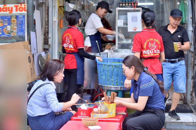 Chủ quán canh cá rô Hưng Yên được Michelin vinh danh: 'Tôi ngỡ là... lừa đảo'- Ảnh 5. Chủ quán canh cá rô Hưng Yên được Michelin vinh danh: 'Tôi ngỡ là... lừa đảo'- Ảnh 5.
