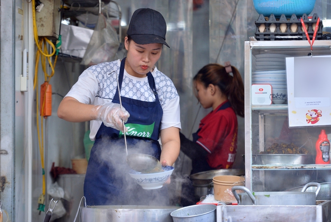 Chủ quán canh cá rô Hưng Yên được Michelin vinh danh: 'Tôi ngỡ là... lừa đảo'- Ảnh 3. Chủ quán canh cá rô Hưng Yên được Michelin vinh danh: 'Tôi ngỡ là... lừa đảo'- Ảnh 3.