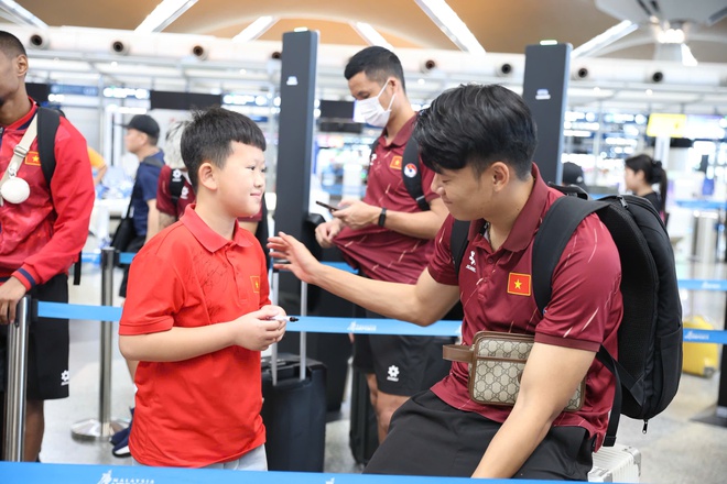 Đội tuyển Việt Nam trầm lắng về nước sau nỗi buồn thất bại, HLV Kim Sang-sik vỗ về học trò- Ảnh 7.