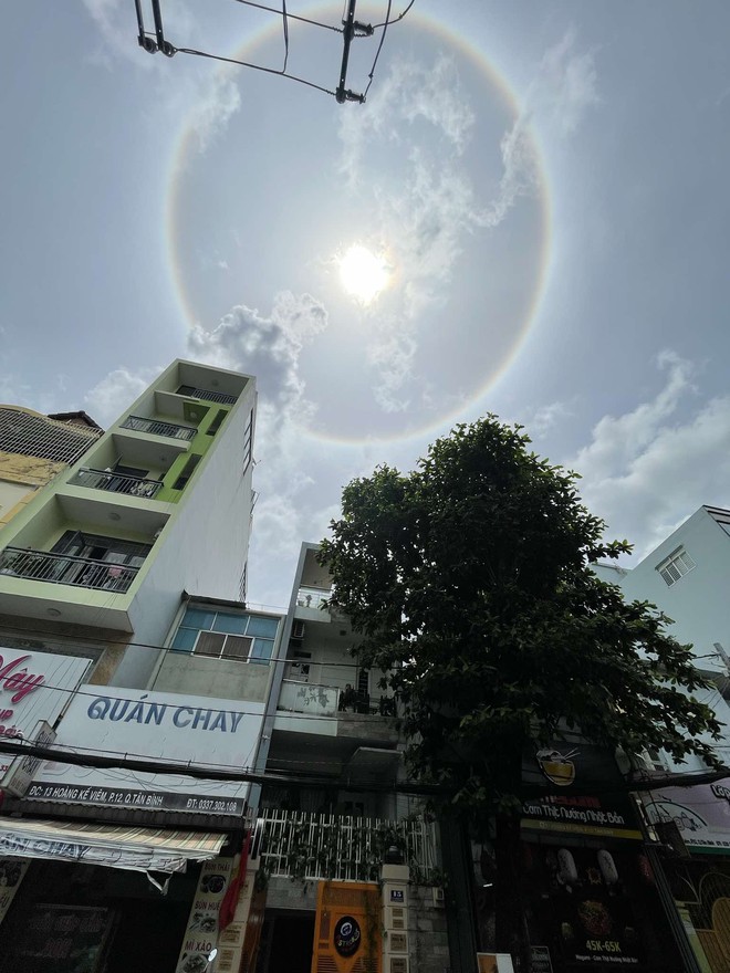 Trưa nay tán mặt trời xuất hiện ở TP.HCM, mây đen đang ùn ùn kéo tới - Ảnh 4.