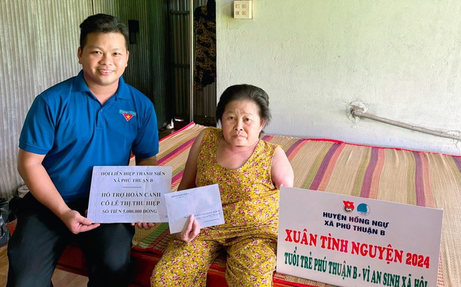 Tặng bảo hiểm cho học sinh, hộ cận nghèo và tặng quà cho hoàn cảnh khó khăn Tặng bảo hiểm cho học sinh, hộ cận nghèo và tặng quà cho hoàn cảnh khó khăn