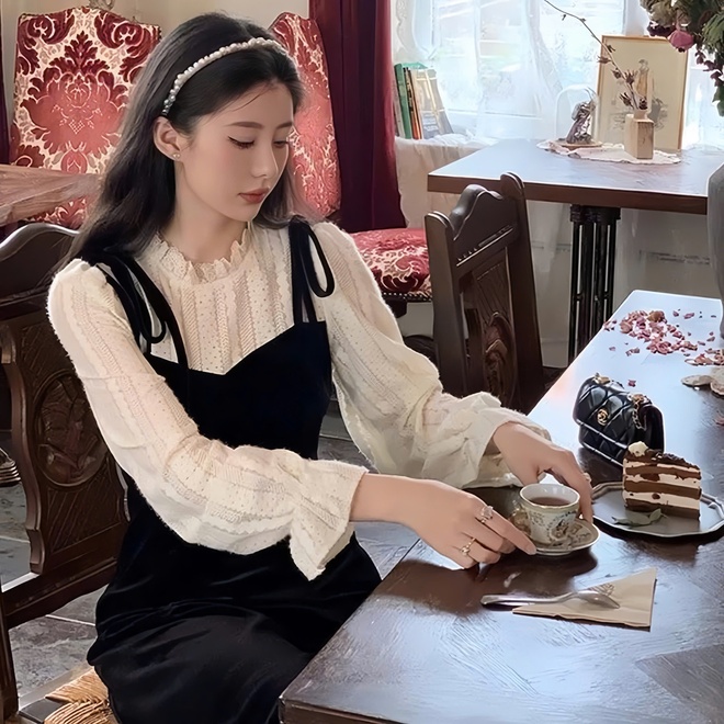 Tái hiện vẻ đẹp cổ điển với những chiếc váy nhung- Ảnh 4. Tái hiện vẻ đẹp cổ điển với những chiếc váy nhung- Ảnh 4.