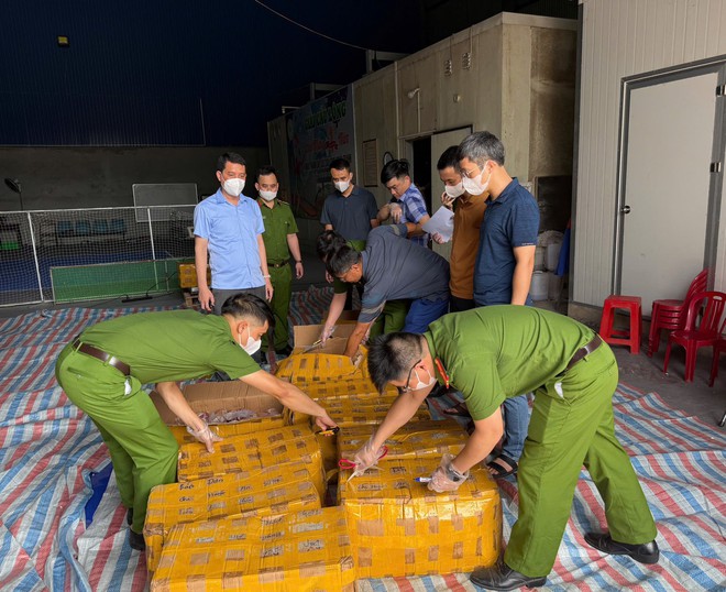 Công an tạm giữ 20 tấn nội tạng động vật bốc mùi, không rõ nguồn gốc- Ảnh 5. Công an tạm giữ 20 tấn nội tạng động vật bốc mùi, không rõ nguồn gốc- Ảnh 5.