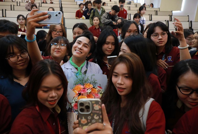 Huỳnh Lập lấy ống nước làm Dolly, sản xuất phim trong phòng trọ thời chưa nổi tiếng- Ảnh 4. Huỳnh Lập lấy ống nước làm Dolly, sản xuất phim trong phòng trọ thời chưa nổi tiếng- Ảnh 4.