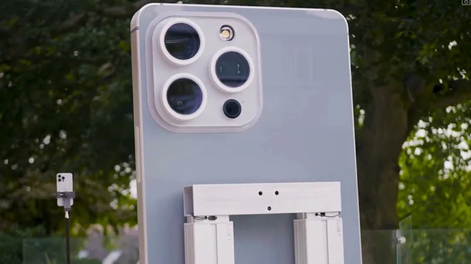 Chiếc iPhone lớn nhất thế giới, đèn pin đủ làm mờ đèn pha ô tô - Ảnh 3.