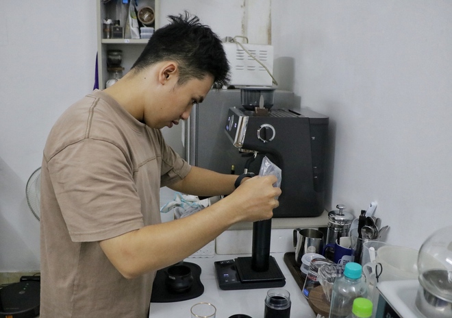Độc lạ 'cà phê thủy nướng' ở TP.HCM: Thức uống lạ miệng, còn làm được… nước hoa - Ảnh 3.
