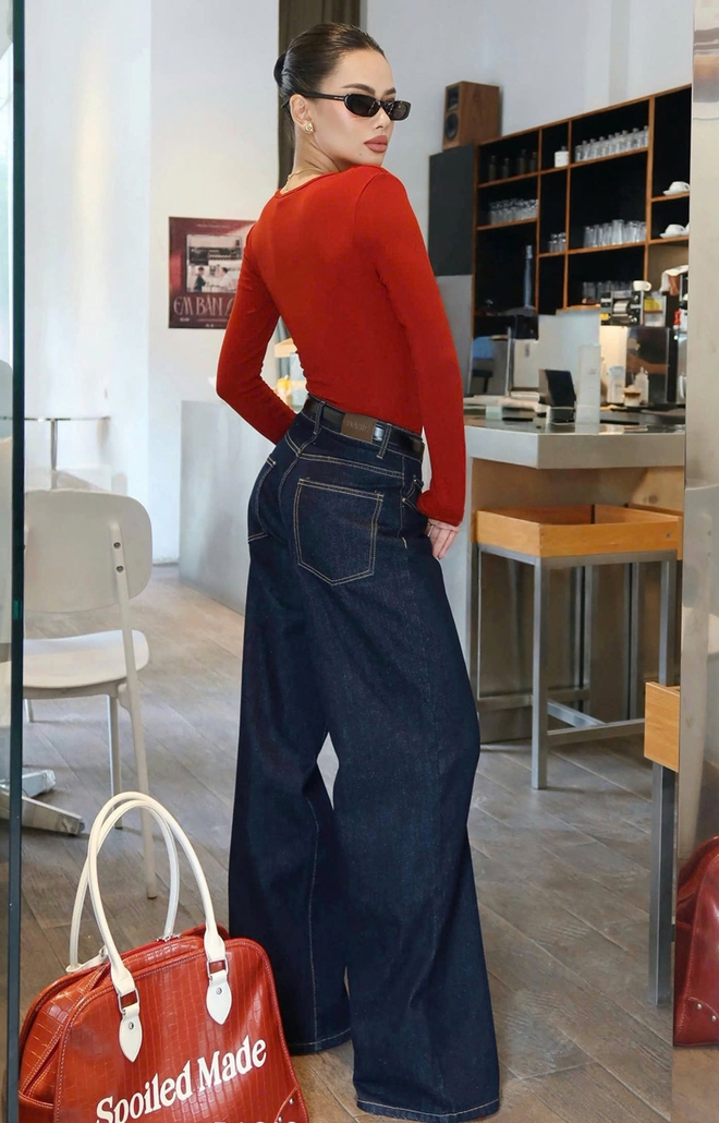 Quần jeans ống rộng, jeans ống loe là xu hướng denim hè- Ảnh 4.