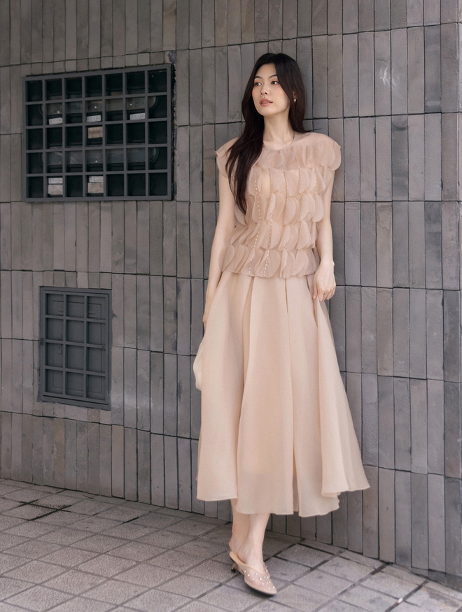 Váy midi tuy giản đơn nhưng lại đẹp xuất sắc- Ảnh 8. Váy midi tuy giản đơn nhưng lại đẹp xuất sắc- Ảnh 8.