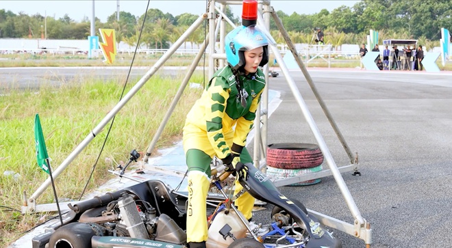 Á hậu Quỳnh Anh gặp tai nạn trên đường đua xe- Ảnh 2. Á hậu Quỳnh Anh gặp tai nạn trên đường đua xe- Ảnh 2.