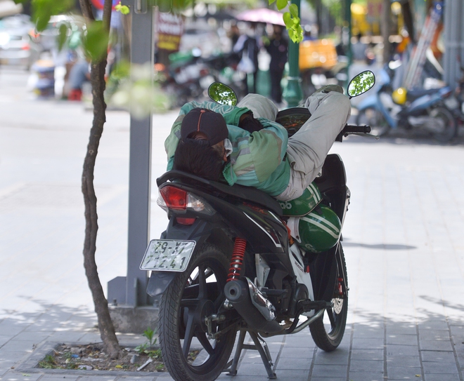Hà Nội nắng nóng 40 độ, người lao động than 'uống bao nhiêu nước vẫn không đủ' - Ảnh 10.