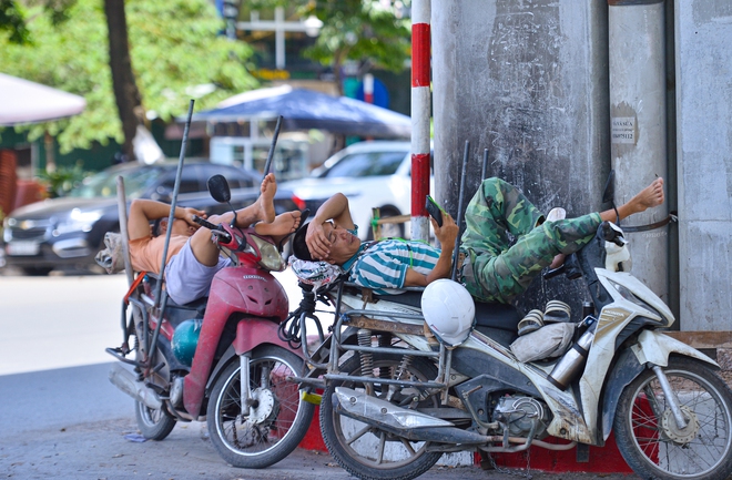 Hà Nội nắng nóng 40 độ, người lao động than 'uống bao nhiêu nước vẫn không đủ' - Ảnh 11.