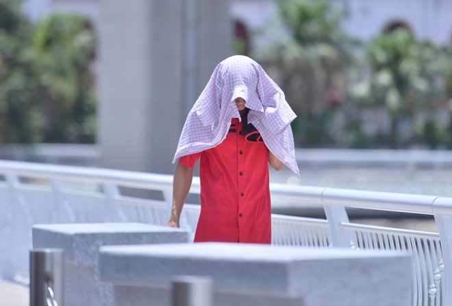 Hà Nội nắng nóng 40 độ, người lao động than 'uống bao nhiêu nước vẫn không đủ' - Ảnh 8.