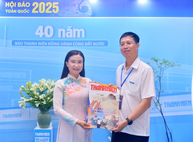 Gian trưng bày của Báo Thanh Niên đón những vị khách đặc biệt- Ảnh 14. Gian trưng bày của Báo Thanh Niên đón những vị khách đặc biệt - Ảnh 6.