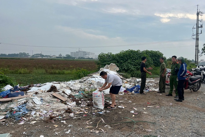 Hàng nghìn thỏi son đổ ven đường Hà Nội, nhiều người mang túi đến nhặt- Ảnh 3. Hàng nghìn thỏi son đổ ven đường Hà Nội, nhiều người mang túi đến nhặt- Ảnh 3.