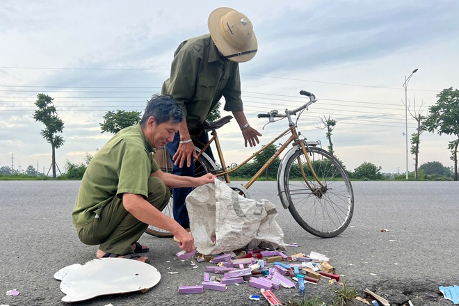 Hàng nghìn thỏi son đổ ven đường Hà Nội, nhiều người mang túi đến nhặt- Ảnh 5. Hàng nghìn thỏi son đổ ven đường Hà Nội, nhiều người mang túi đến nhặt- Ảnh 5.